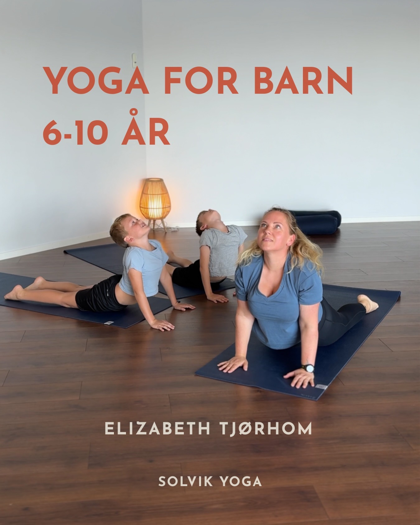 Barneyoga hos Solvik Yoga, instruktør Elizabeth Tjørhom i kobraposisjon sammen med to barn